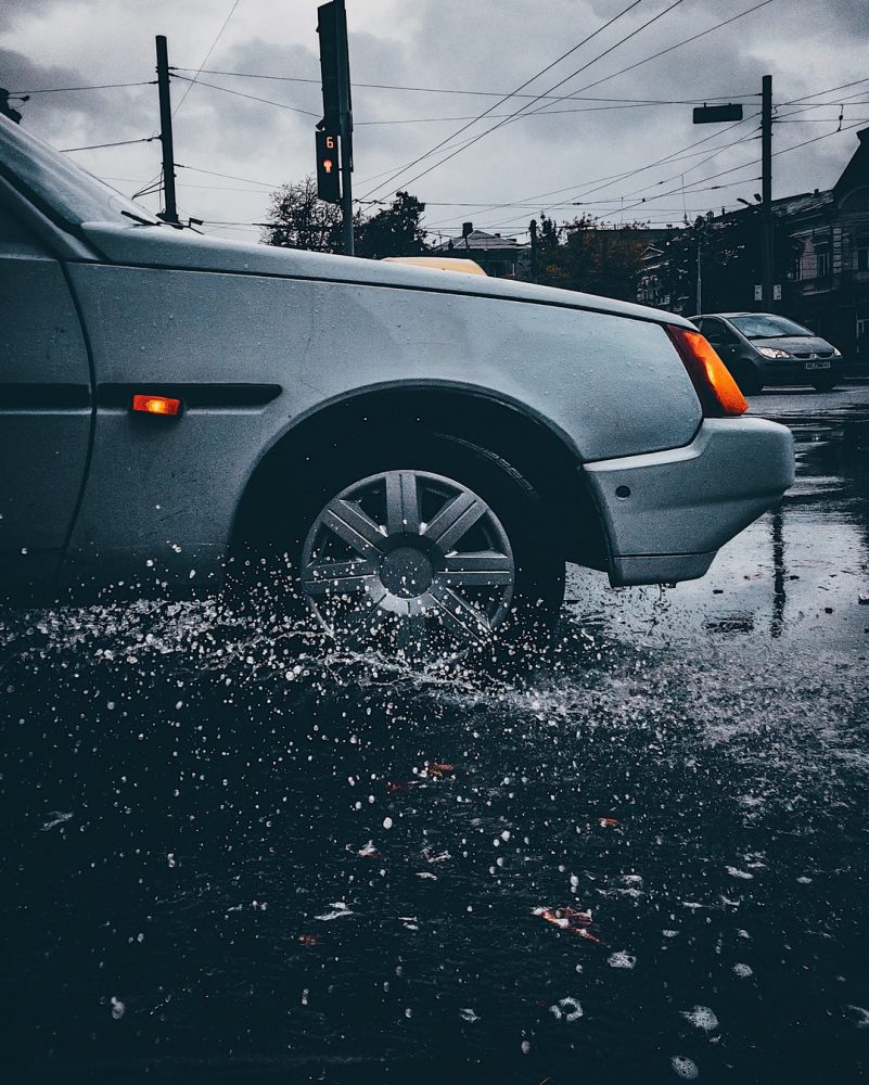 Comment protéger sa voiture de la pluie ?